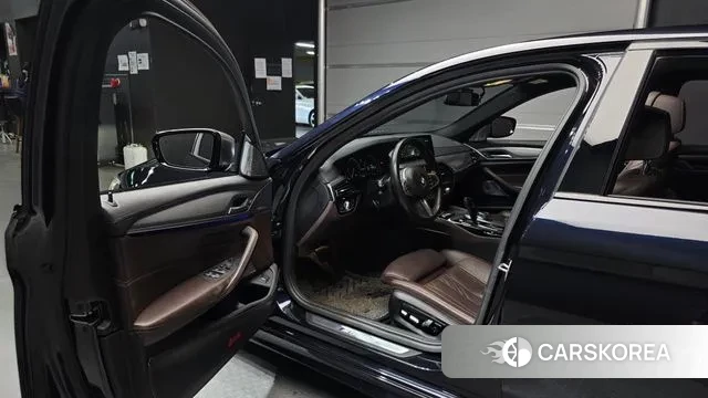 BMW 5 Series (G30) 2018 Черный из Кореи, фото 2