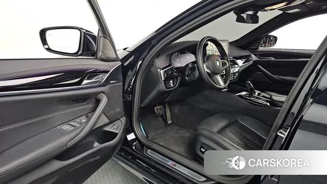 BMW 5 Series (G30) 2022 Черный из Кореи, фото 2