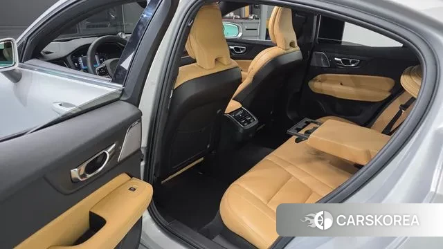 Volvo S60 3rd generation 2022 Серебряный из Кореи, фото 2