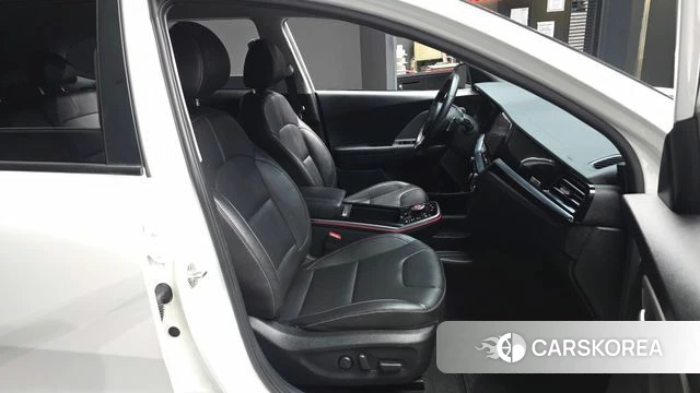 Kia Niro Plus 2022 Белый из Кореи, фото 2