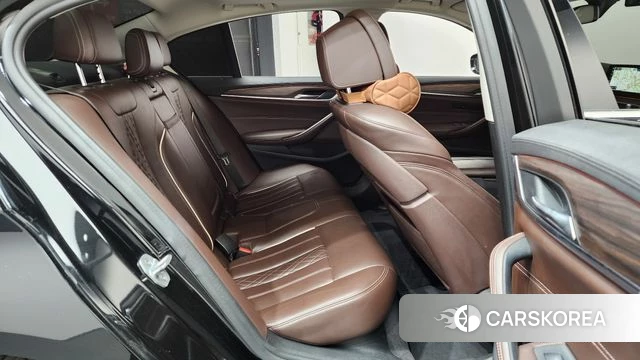 BMW 5 Series (G30) 2018 Черный из Кореи, фото 2