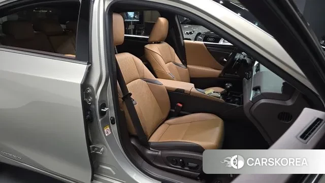 Lexus ES300h 7th generation 2018 Коричневый из Кореи, фото 2