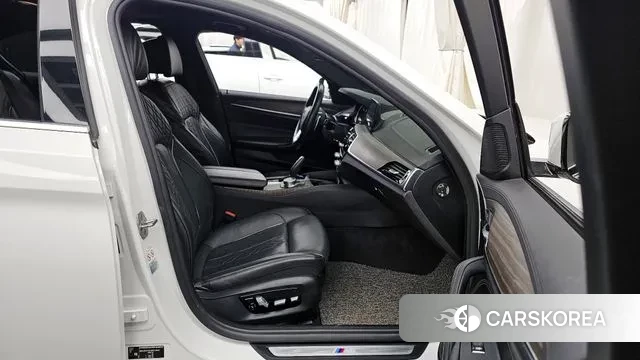 BMW 5 Series (G30) 2018 Белый из Кореи, фото 2