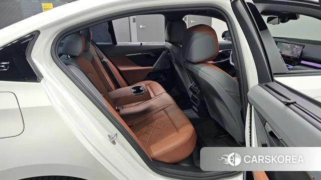 BMW 5 Series (G60) 2025 Белый из Кореи, фото 2