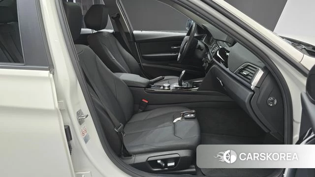 BMW 3 Series (F30) 2018 Белый из Кореи, фото 2