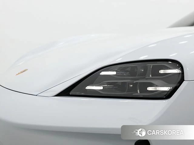 Porsche Taycan 2024 Светло-серебряный цвет из Кореи, фото 2