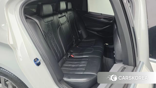BMW 5 Series (G30) 2018 Белый из Кореи, фото 2