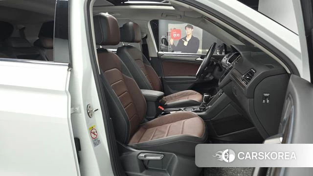 Volkswagen Tiguan Allspace 2023 Белый из Кореи, фото 2