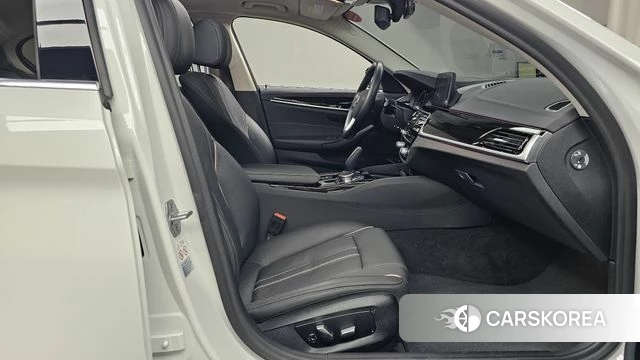 BMW 5 Series (G30) 2019 Белый из Кореи, фото 2