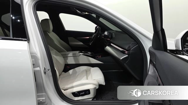 BMW 5 Series (G60) 2025 Белый из Кореи, фото 2