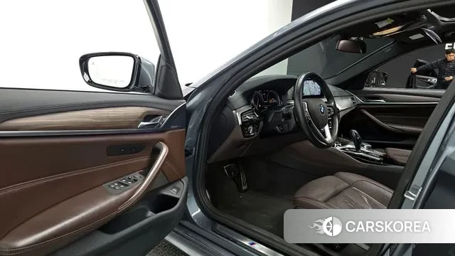 BMW 5 Series (G30) 2018 Серый из Кореи, фото 2