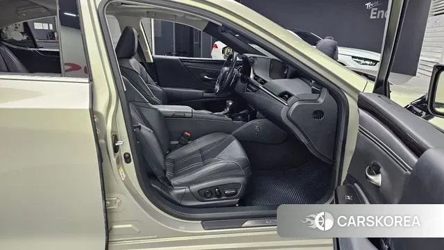 Lexus ES300h 7th generation 2019 Серебристо-серый из Кореи, фото 2