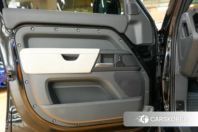 Land Rover Defender (L663) 2024 Черный из Кореи, фото 2