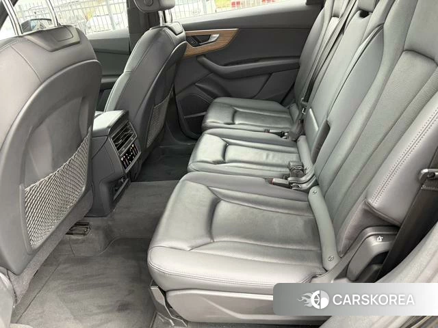 Audi Q7 2022 Черный из Китая, фото 2