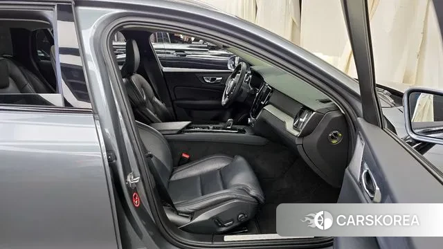 Volvo V60 Cross-Country 2nd Generation 2021 Серый из Кореи, фото 2