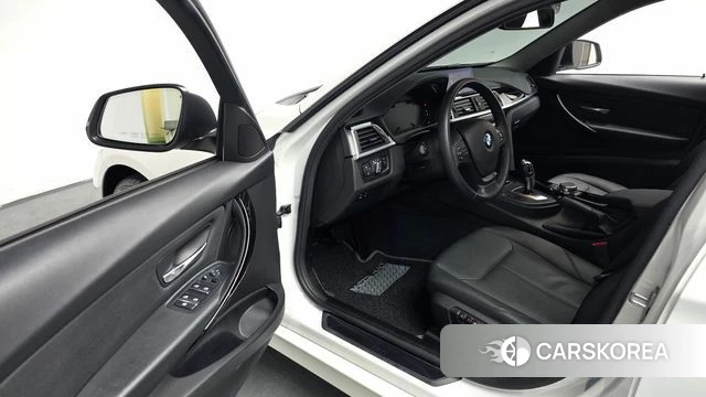 BMW 3 Series (F30) 2018 Белый из Кореи, фото 2