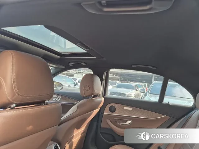 Mercedes-Benz E-Class W213 2023 Черный из Кореи, фото 2