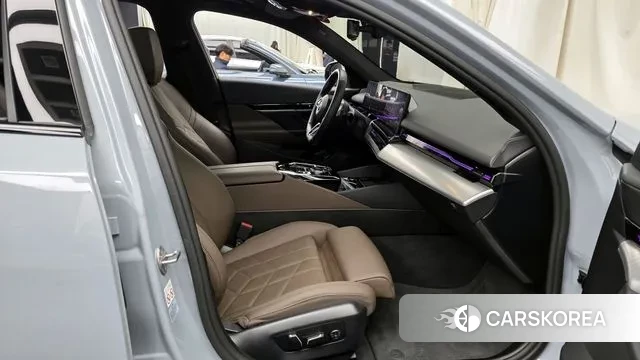 BMW 5 Series (G60) 2024 Светло-серебряный цвет из Кореи, фото 2