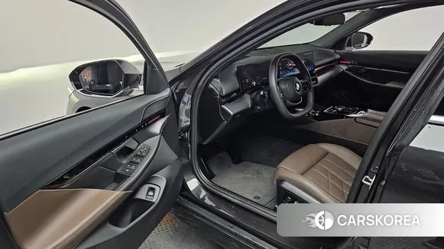 BMW 5 Series (G60) 2024 Черный из Кореи, фото 2