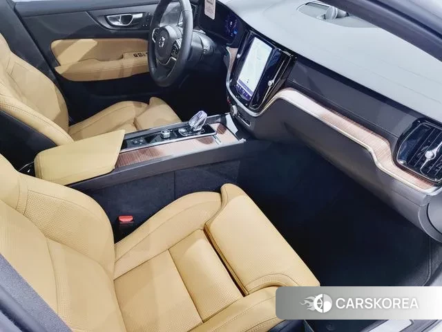 Volvo V60 Cross-Country 2nd Generation 2025 Белый из Кореи, фото 2