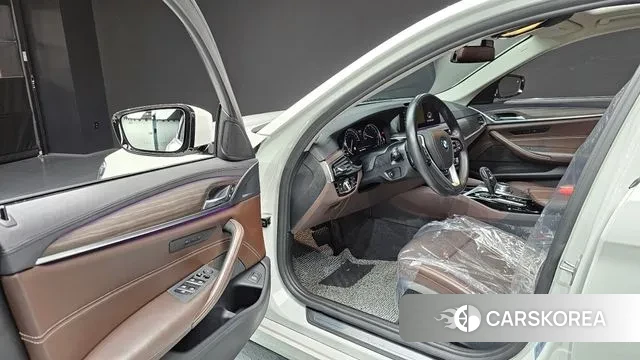 BMW 5 Series (G30) 2018 Белый из Кореи, фото 2