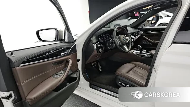 BMW 5 Series (G30) 2022 Белый из Кореи, фото 2