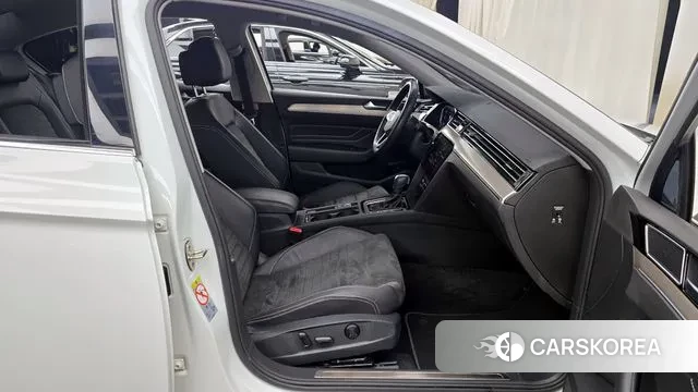 Volkswagen Passat GT (B8) 2021 Белый из Кореи, фото 2