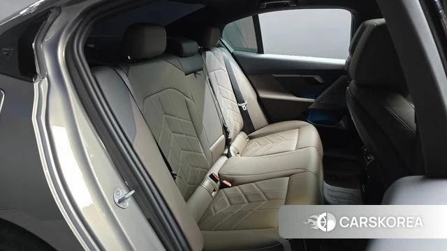 BMW 5 Series (G60) 2025 Серебристо-серый из Кореи, фото 2
