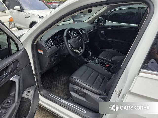 Volkswagen Tiguan second Generation 2023 Белый из Кореи, фото 2