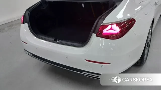 Mercedes-Benz E-Class W214 2024 Белый из Кореи, фото 2