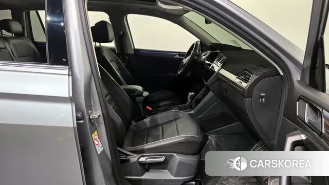 Volkswagen Tiguan Allspace 2022 Серебряный из Кореи, фото 2