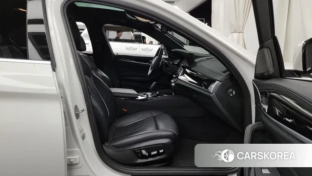 BMW 5 Series (G30) 2020 Белый из Кореи, фото 2