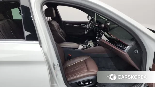 BMW 5 Series (G30) 2022 Белый из Кореи, фото 2