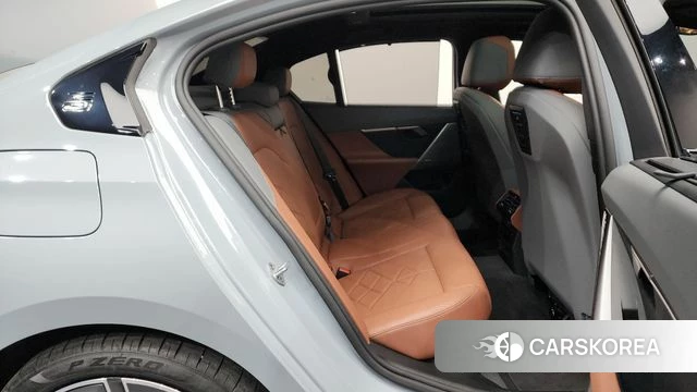 BMW 5 Series (G60) 2025 Светло-серебряный цвет из Кореи, фото 2