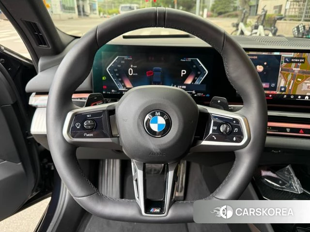 BMW 5 Series (G60) 2025 Черный из Кореи, фото 2