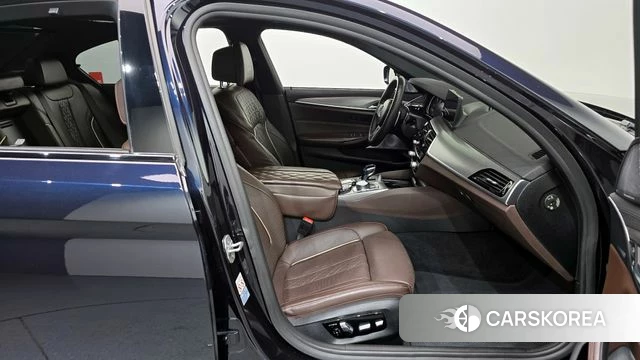 BMW 5 Series (G30) 2018 Черный из Кореи, фото 2