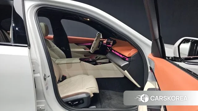 BMW 5 Series (G60) 2023 Белый из Кореи, фото 2