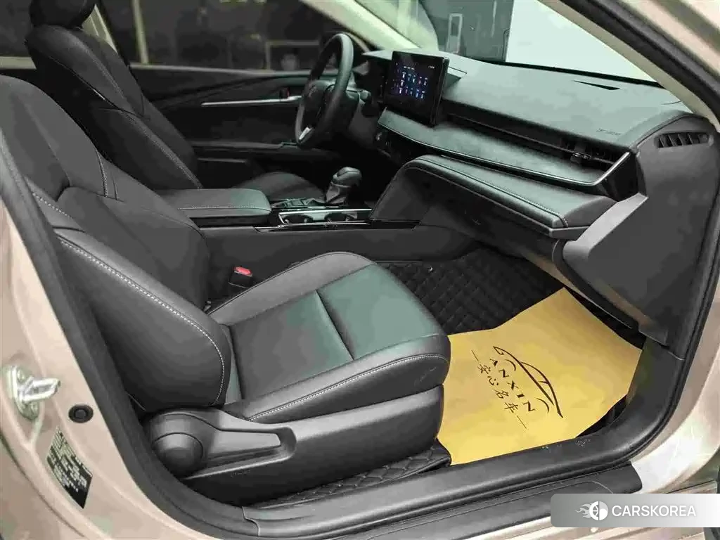 Toyota Camry 2025 Champagne/brown из Китая, фото 2