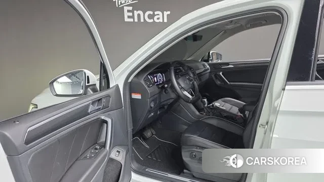 Volkswagen Tiguan second Generation 2023 Белый из Кореи, фото 2