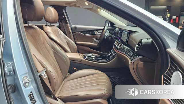 Mercedes-Benz E-Class W213 2018 Светло-серебряный цвет из Кореи, фото 2