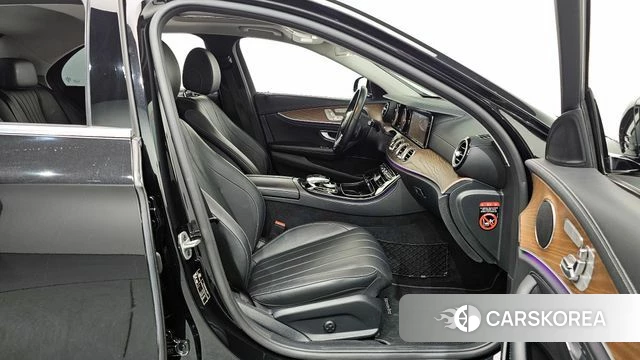 Mercedes-Benz E-Class W213 2019 Черный из Кореи, фото 2