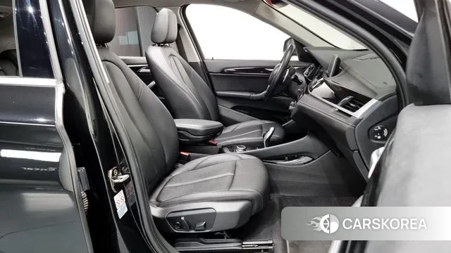 BMW X1 (F48) 2021 Черный из Кореи, фото 2