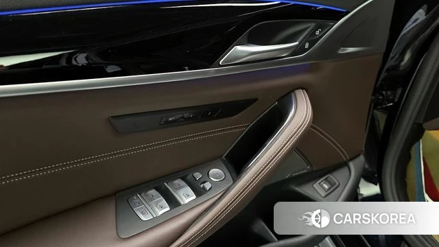 BMW 5 Series (G30) 2022 Черный из Кореи, фото 2