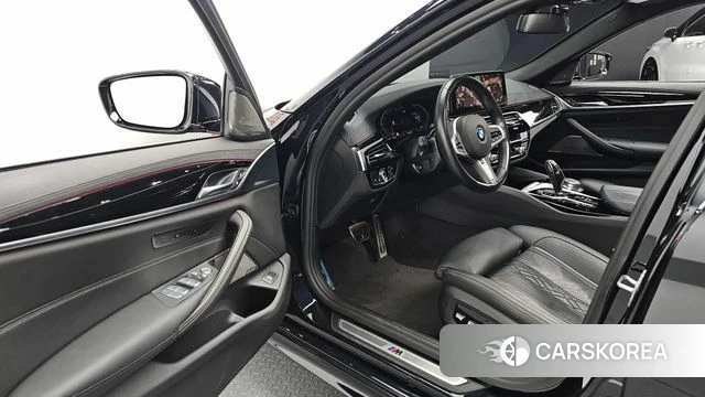 BMW 5 Series (G30) 2022 Черный из Кореи, фото 2