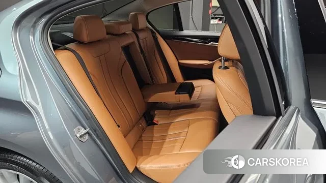 BMW 5 Series (G30) 2018 Серебристо-серый из Кореи, фото 2