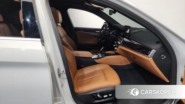 BMW 5 Series (G30) 2022 Белый из Кореи, фото 2