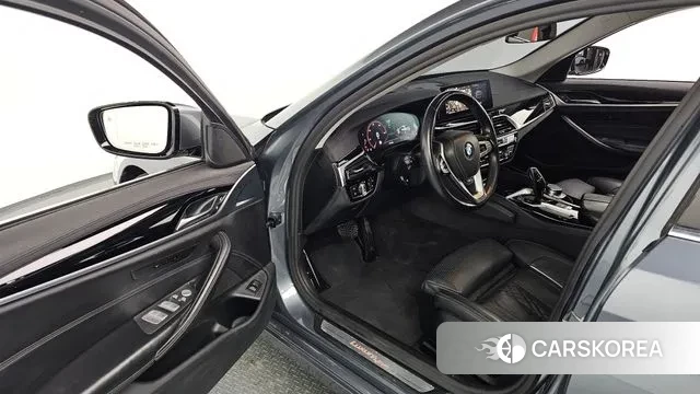 BMW 5 Series (G30) 2019 Серебристо-серый из Кореи, фото 2