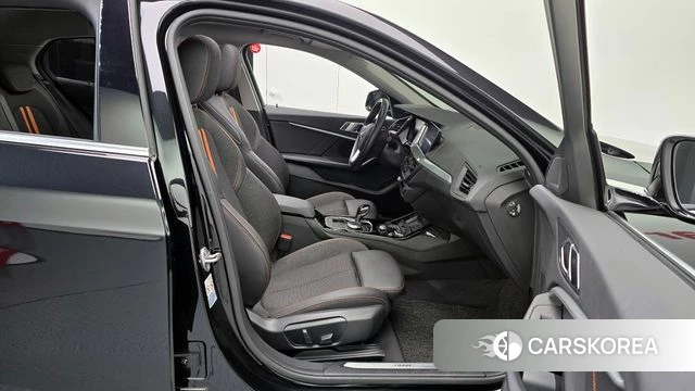BMW 1 Series (F40) 2021 Черный из Кореи, фото 2