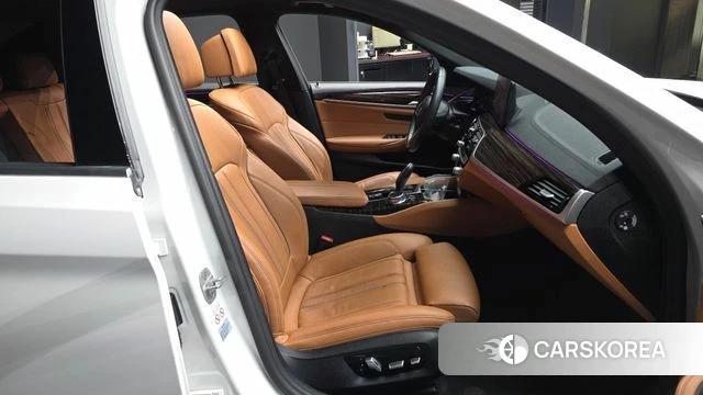 BMW 5 Series (G30) 2020 Белый из Кореи, фото 2