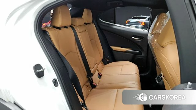 Lexus UX250h 2023 Белый из Кореи, фото 2